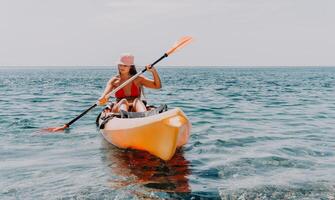 donna mare kayak. contento sorridente donna paddling nel kayak su oceano. calma mare acqua e orizzonte nel sfondo. attivo stile di vita a mare. estate vacanza. foto