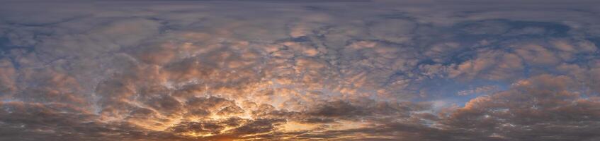 d'oro tramonto cielo panorama senza soluzione di continuità sferico equirettangolare 360 gradi Visualizza con bellissimo stratocumulus nuvole ambientazione sole - per uso nel 3d grafica come un' cielo cupola o post produzione di fuco immagini foto