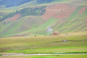 il kazakh dimora nel il montagne yurta foto