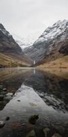 inverno Paese delle meraviglie nevoso picchi riflessa nel lago foto