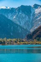 autunno foto dopo nevicata, montagna lago issyk nel almaty regione, kazakistan. ottobre.