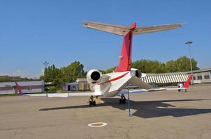 attività commerciale aereo parcheggiata a il aeroporto foto