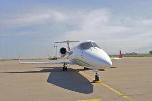 attività commerciale aereo parcheggiata a il aeroporto foto