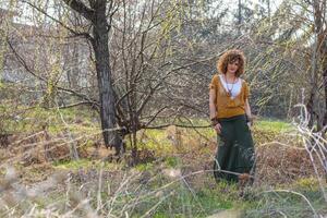 moda tiro di un' bellissimo boho stile ragazza su natura sfondo. boho, hippy. foto