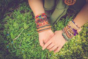 moda tiro di un' bellissimo boho stile ragazza su natura sfondo. boho, hippy. foto