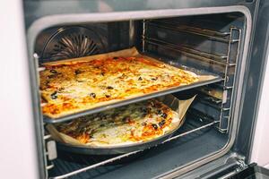 fatti in casa Pizza In arrivo su di forno. salutare cibo concetto. selettivo messa a fuoco. foto