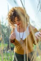 moda tiro di un' bellissimo boho stile ragazza su natura sfondo. boho, hippy. foto