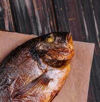 tavola con fritte dorado su di legno sfondo foto