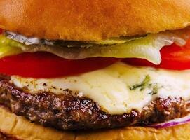 delizioso hamburger al formaggio vicino su sfondo foto