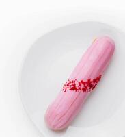 pasticcino dolce con rosa glassatura su piatto foto