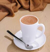 caffè in una tazza bianca foto