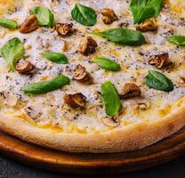 superiore Visualizza di Pizza con champignons, formaggio e basilico foto