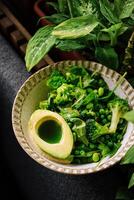 fresco verde insalata con avocado e di stagione verdure foto