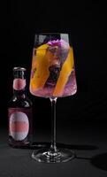 elegante cocktail con floreale contorno foto