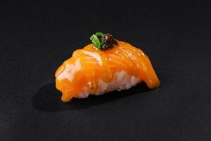 elegante salmone nigiri su nero sfondo foto