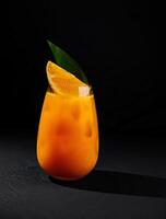 rinfrescante arancia cocktail su nero sfondo foto