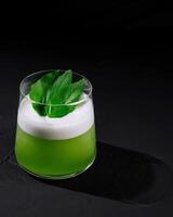 fresco verde cocktail con basilico foglia contorno foto