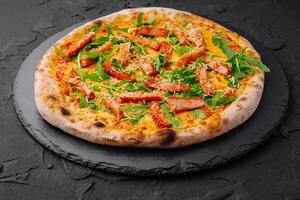 appetitoso affumicato salmone Pizza su buio sfondo foto
