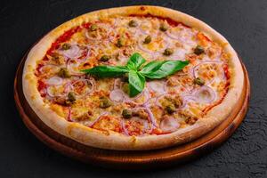 fresco italiano Pizza su di legno tavola foto