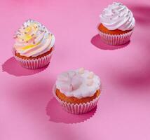 festivo cupcakes su rosa sfondo foto