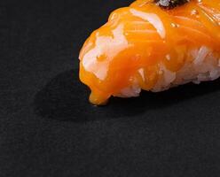 fresco salmone nigiri su nero sfondo foto