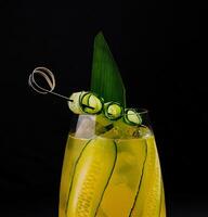rinfrescante cetriolo cocktail su buio sfondo foto