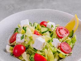 fresco greco insalata con feta formaggio e verdure foto