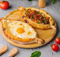 tradizionale georgiano khachapuri su di legno tavola foto