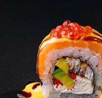 squisito Sushi rotolo con salmone e caviale foto