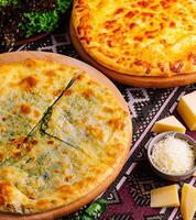 salato formaggio Pizza o khachapuri su rustico tavolo ambientazione foto