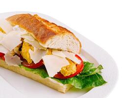 fresco baguette Sandwich su bianca piatto foto
