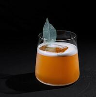 elegante cocktail con un' decorativo foglia contorno foto