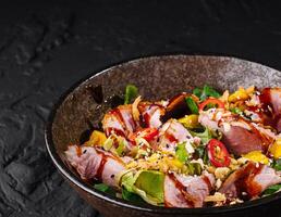 delizioso Bacon tataki insalata nel rustico ciotola foto