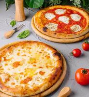 buongustaio margherita e formaggio pizze su rustico tavolo foto