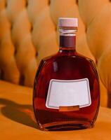 elite Cognac o Brandy bottiglia su giallo strutturato sfondo foto