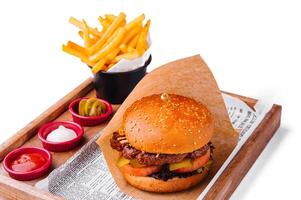 buongustaio hamburger e patatine fritte su servendo vassoio foto