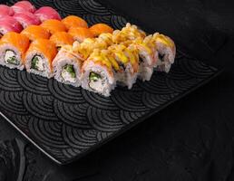 assortito Sushi impostato su nero piatto foto