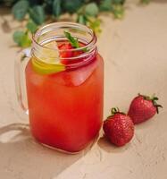 rinfrescante fragola limonata nel muratore vaso foto