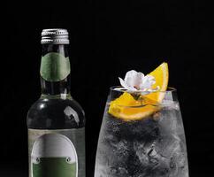 rinfrescante Gin e Tonico cocktail con agrume contorno foto