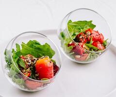 fresco salmone spinaci insalata nel bicchiere ciotole foto