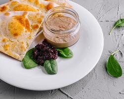 paté con Pita pane con Caramellizzato cipolle foto