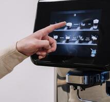 la scelta caffè opzioni su un' moderno touch screen macchina foto