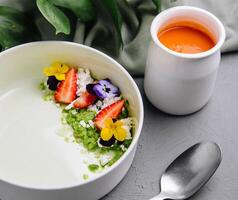 salutare prima colazione ciotola con commestibile fiori foto