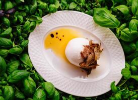 in camicia uovo con tartufo trucioli su basilico letto foto