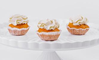 elegante cupcakes su bianca In piedi foto