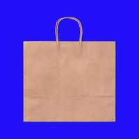 shopping bag in carta riciclata di lusso isolato su sfondo blu. foto