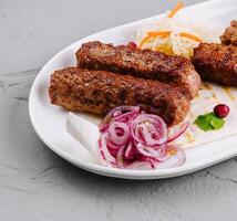 grigliato kebab piatto con salse e insalata foto