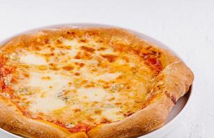 fresco formaggio Pizza su bianca piatto foto