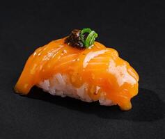 elegante salmone nigiri su nero sfondo foto