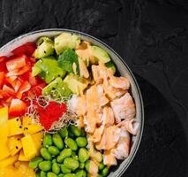 fresco gamberetti e avocado insalata ciotola foto